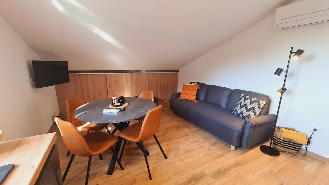 Apartments Nina Rab Town 0*,